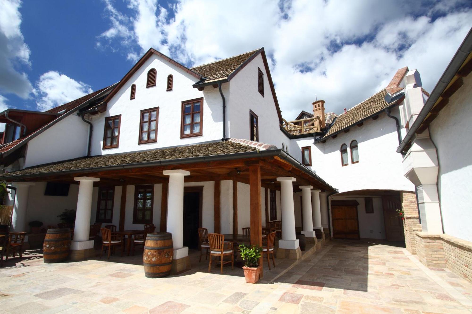 Halasi Pince Panzio Villány Exterior foto
